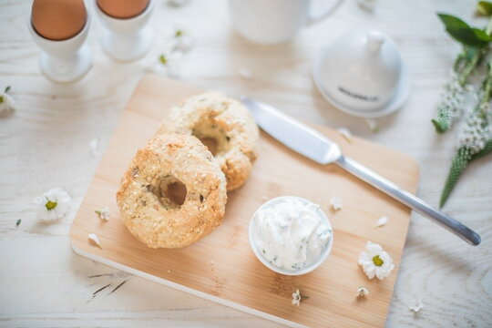 Bezlepkové bagle s pažitkovou pomazánkou